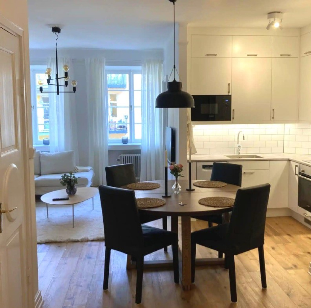 (costockholm) beautiful Stockholm apartment eat-in kitchen with dining table. #stockholmapartment #stockholmkitchen