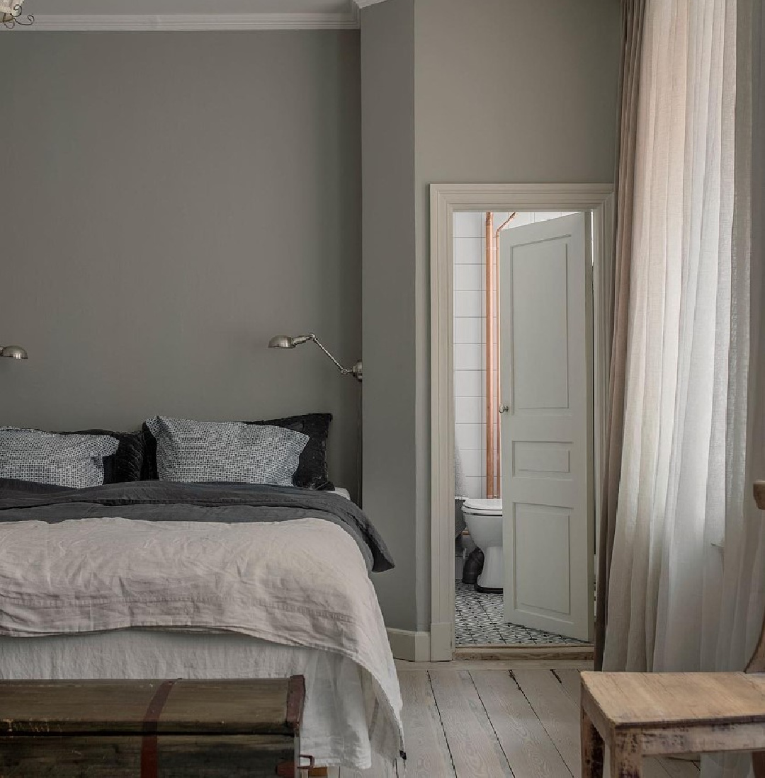 Serene Stockholm apartment bedroom with natural earthy textures and tones - @historiskahem. #stockholmapartment #serenebedrooms