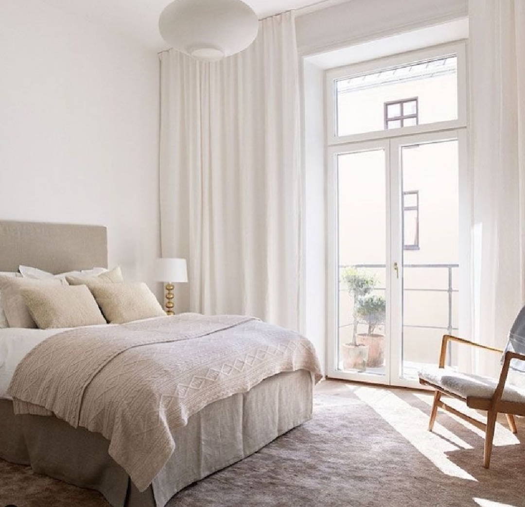 Serene and understated white bedroom in a Stockholm apartment with magnificent architecture - @olgahomestyle. #stockholmapartment #serenebedrooms
