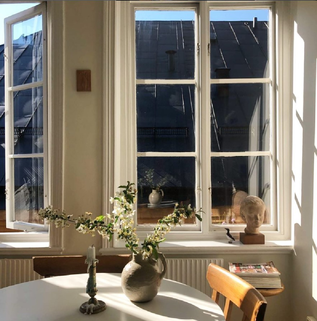 Magnificent natural light streaming into windows of a breakfast nook in a Stockholm apartment - @ry_ar_ya #stockholmapartment