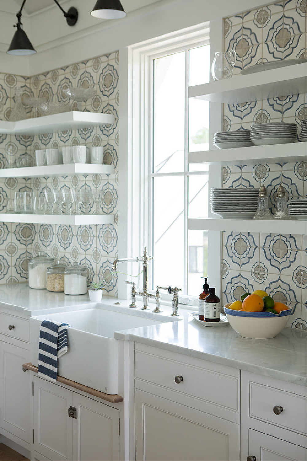 White Shaker kitchen with farm sink and stunning tile backsplash (Duquesa Jasmine in Mezzanotte by Walker Zanger). Resources and details ahead!