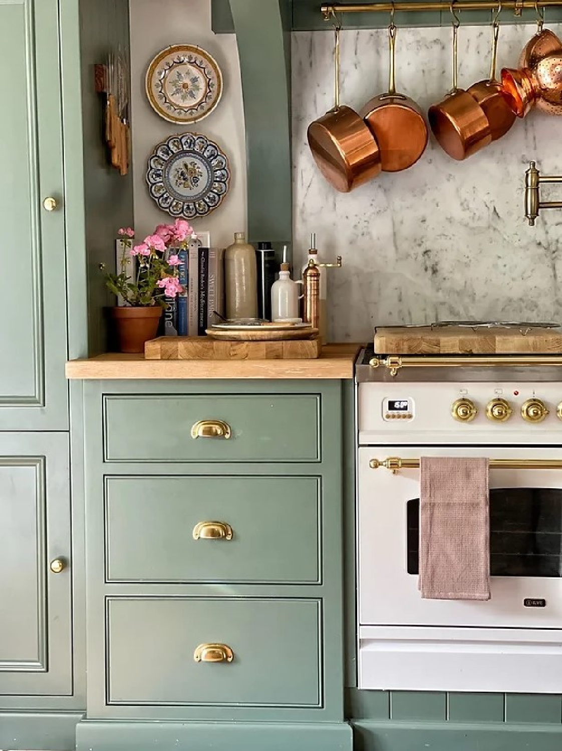 Vivi et Margot waffle weave kitchen hand towel in brown on white Ilve range in a French kitchen with cabinets painted Green Smoke (Farrow & Ball). #vivietmargot #frenchkitchens