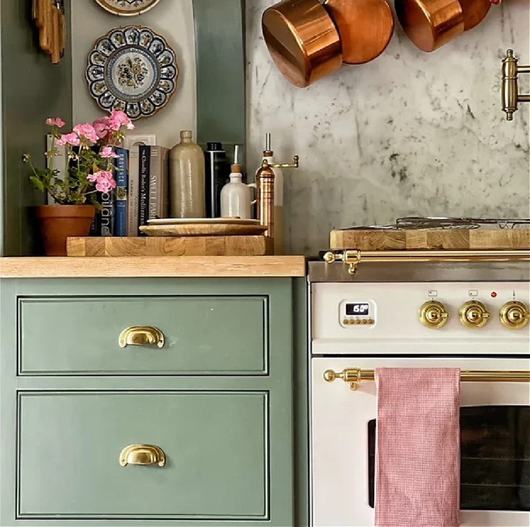 Vivi et Margot waffle weave kitchen hand towel in pink on white Ilve range in a French kitchen with cabinets painted Green Smoke (Farrow & Ball). #vivietmargot #frenchkitchens