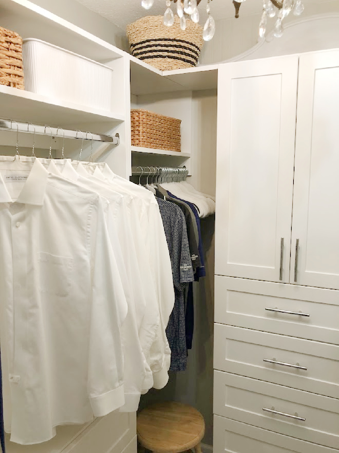 Hello Lovely's closet makeover - I love mixing natural materials and warmth with the beauty and neutrality of white. Come see the before/after of this DIY closet project with Modular Closets. #diyclosets #customclosetdiy #whiteshakerclosets