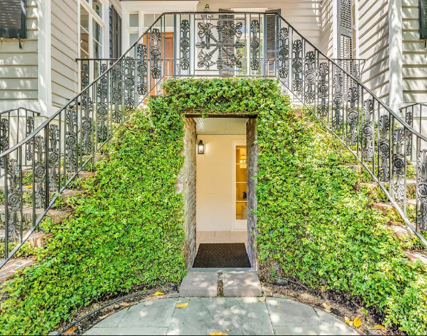 Magnificent Charleston architecture and charming details on a home built in 1800 at 44 Meeting St. #charlestonhomes #historichomeexteriors