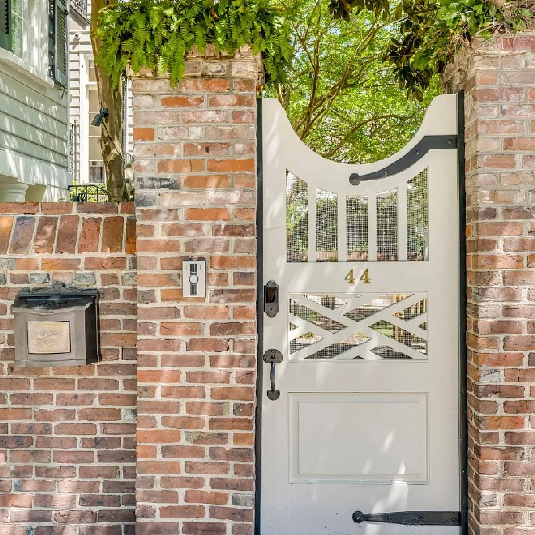 Magnificent Charleston architecture and charming details on a home built in 1800 at 44 Meeting St. #charlestonhomes #historichomeexteriors