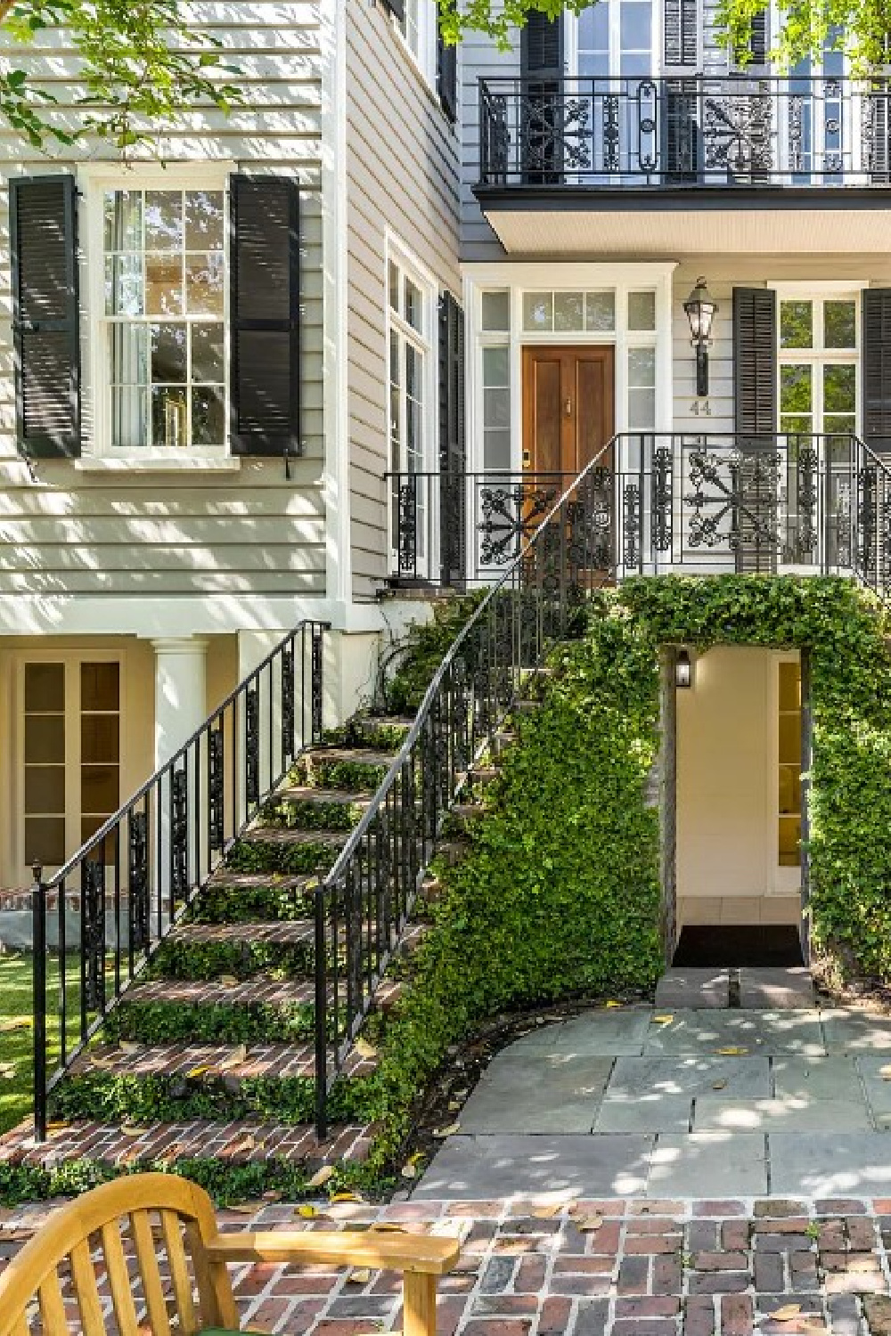 Magnificent Charleston architecture and charming details on a home built in 1800 at 44 Meeting St. #charlestonhomes #historichomeexteriors