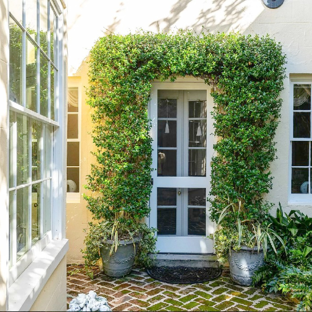 Charming historic Charleston garden exterior - 83 E. Bay St. #charlestongardens #charlestonhomes