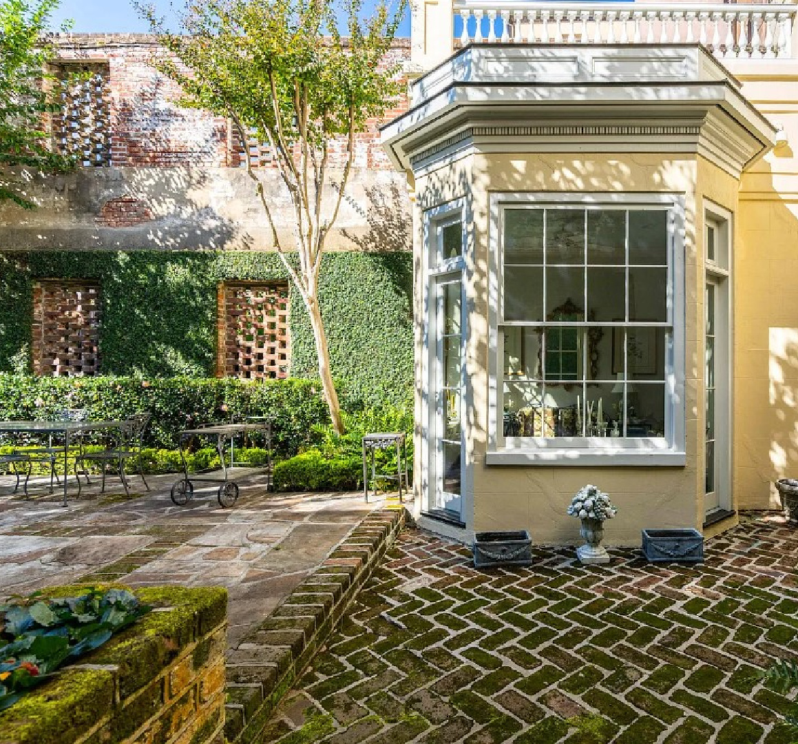 Charming historic Charleston garden exterior - 83 E. Bay St. #charlestongardens #charlestonhomes