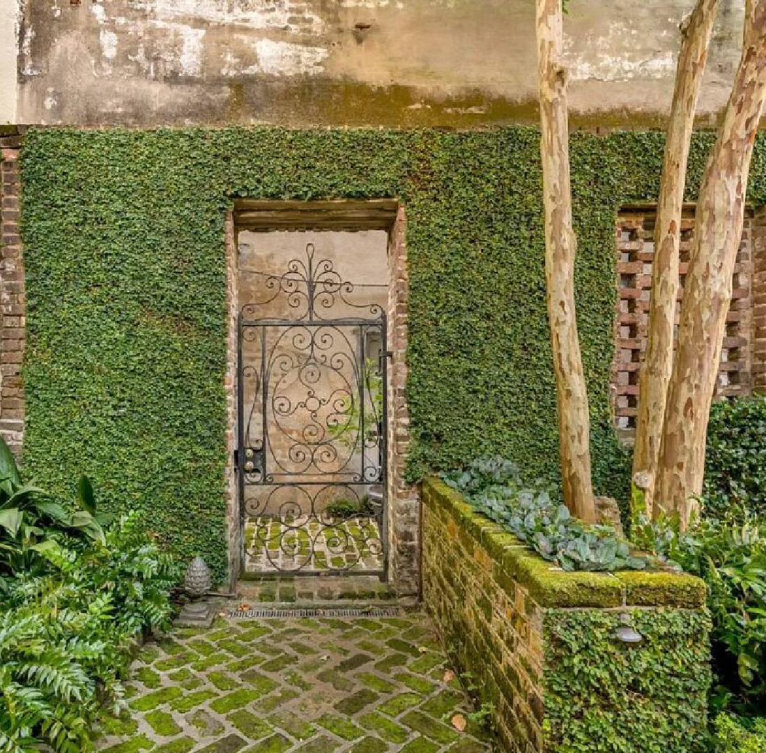 Charming historic Charleston garden exterior - 83 E. Bay St. #charlestongardens #charlestonhomes