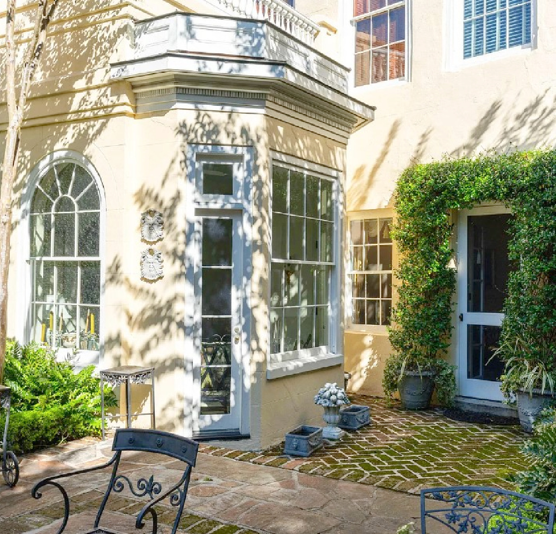 Charming historic Charleston garden exterior - 83 E. Bay St. #charlestongardens #charlestonhomes