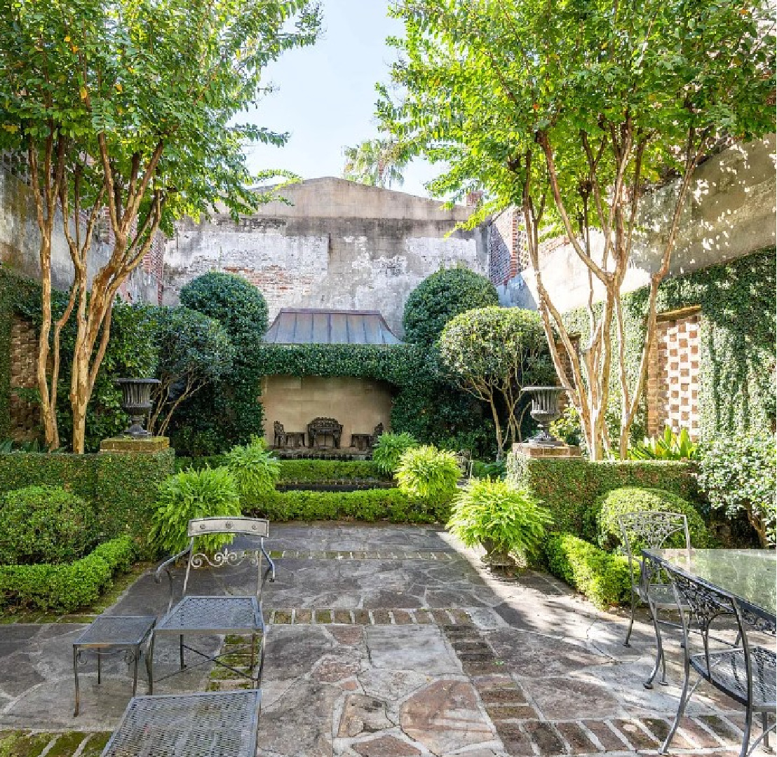 Charming historic Charleston garden exterior - 83 E. Bay St. #charlestongardens #charlestonhomes