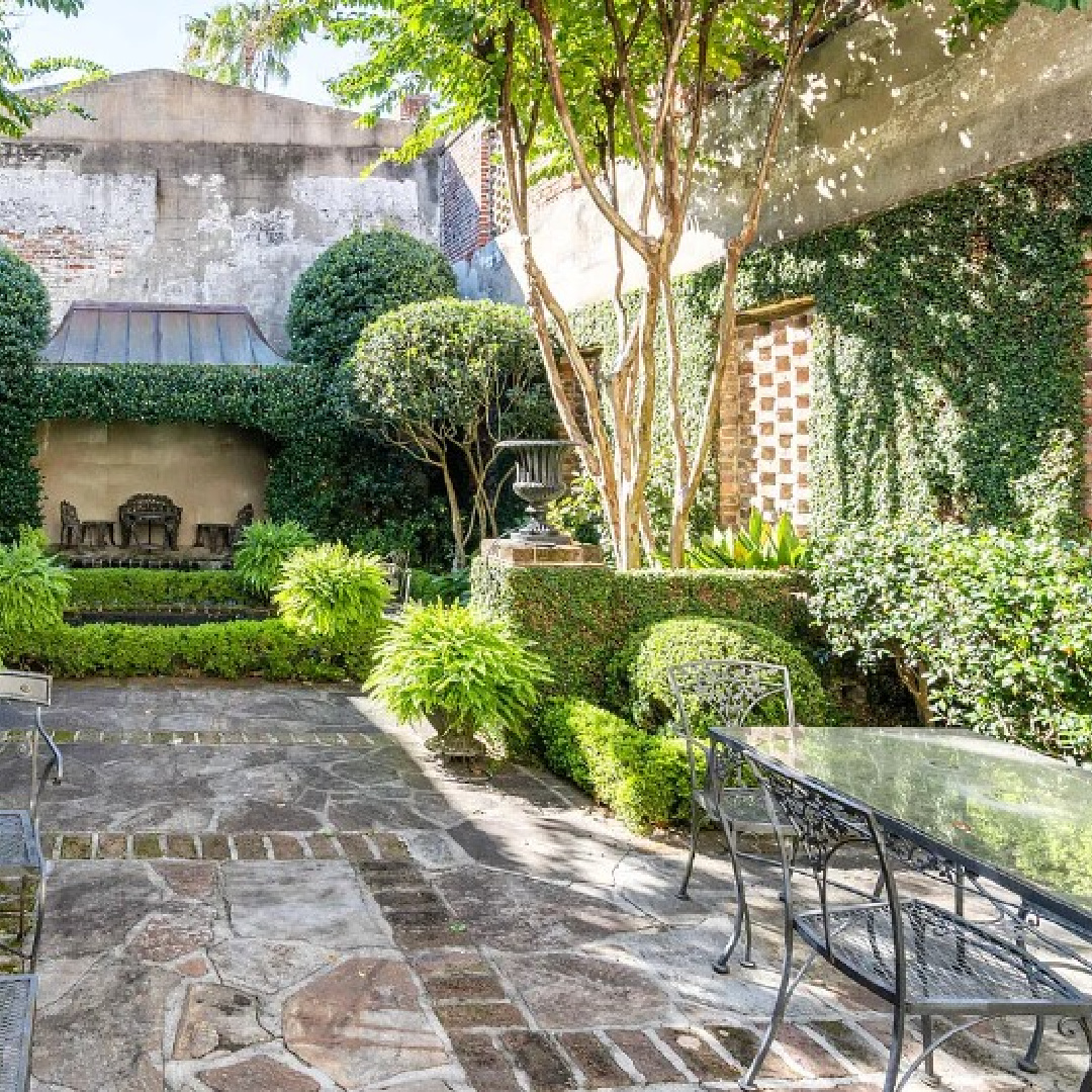 Charming historic Charleston garden exterior - 83 E. Bay St. #charlestongardens #charlestonhomes