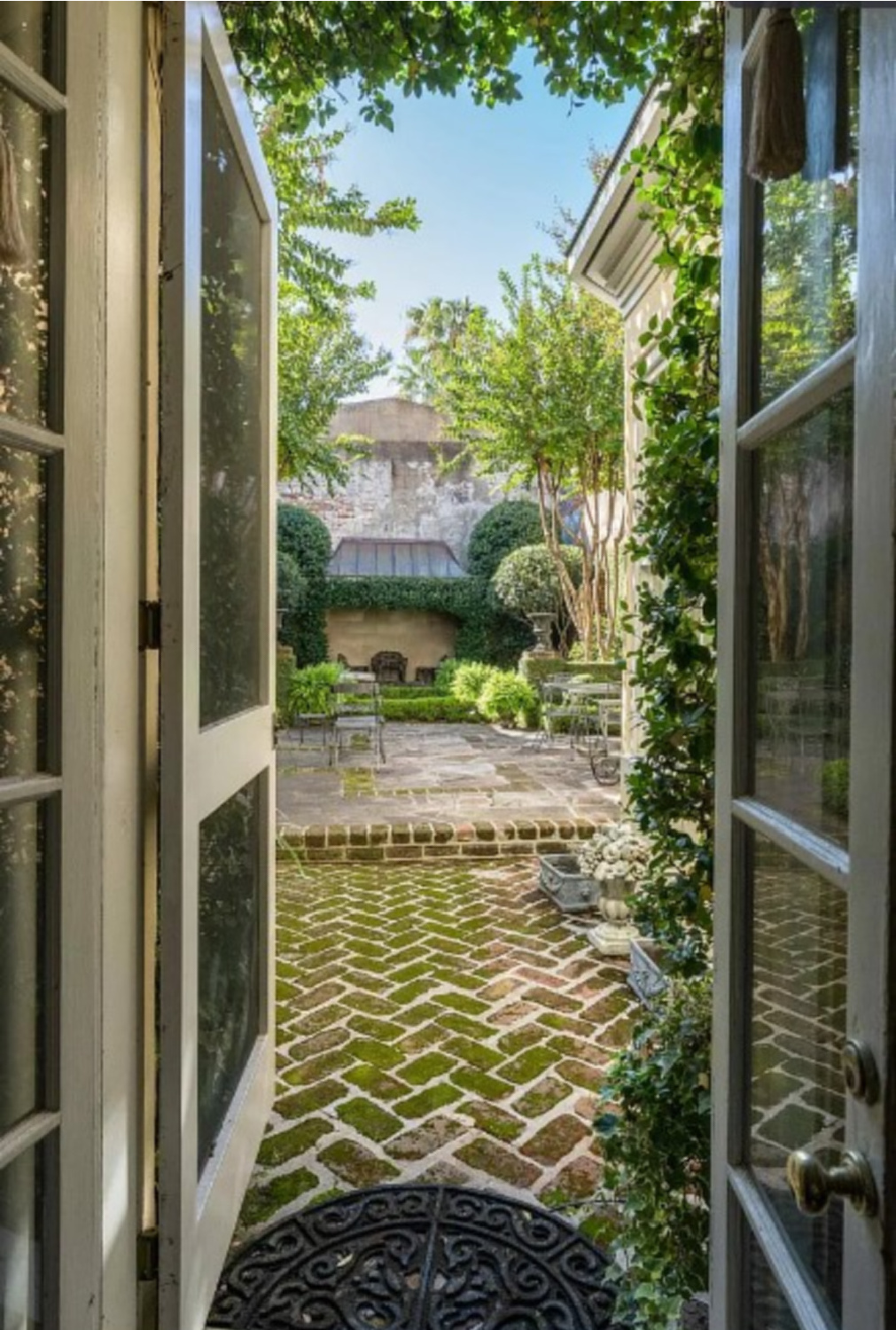 Charming historic Charleston garden exterior - 83 E. Bay St. #charlestongardens #charlestonhomes