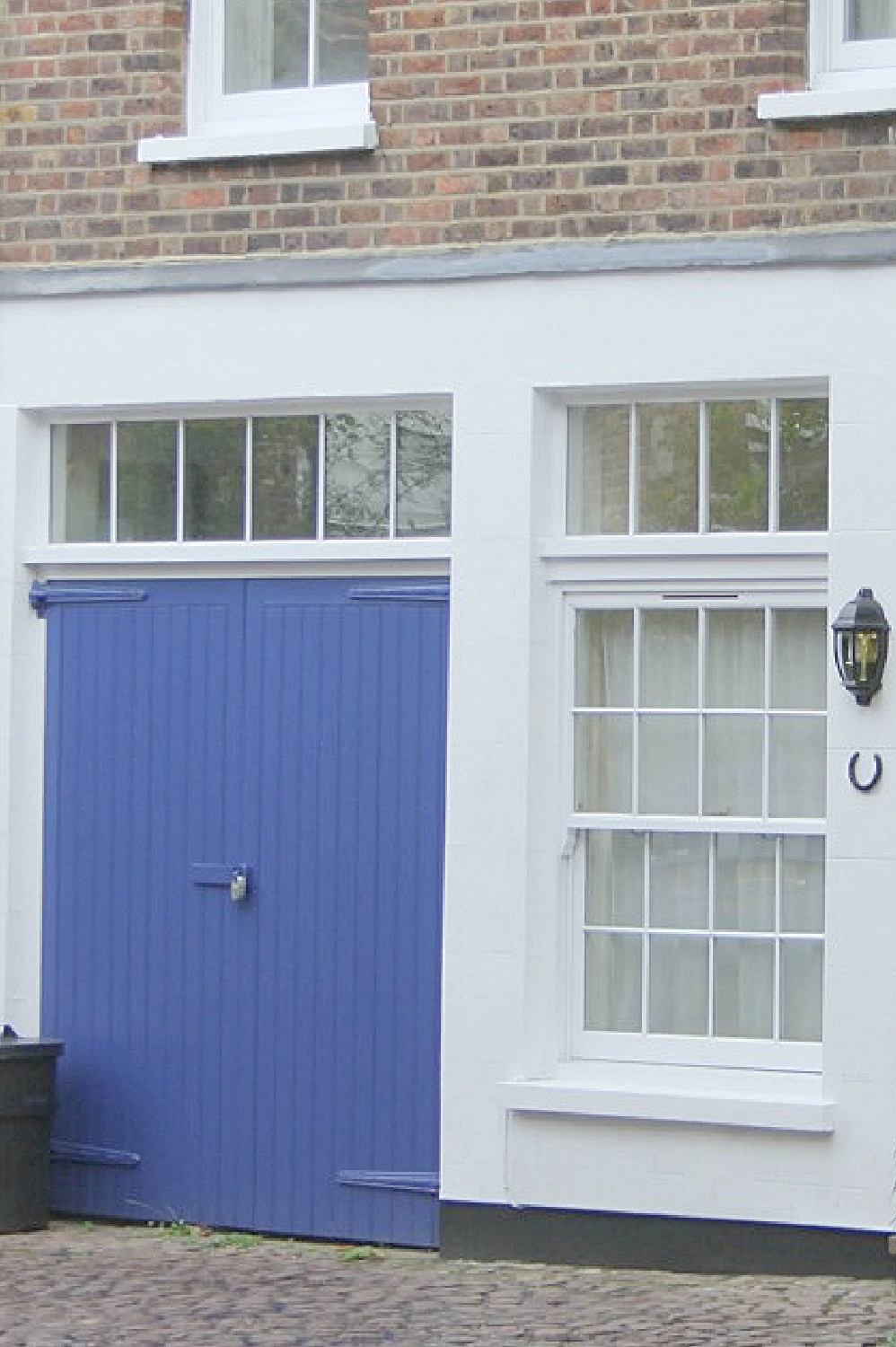 Bright blue stable doors on Mews entrance in Notting Hill. Come explore paint colors for your front door. #frontdoorcolors #paintcolors #curbappeal