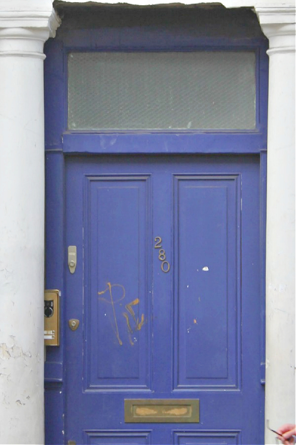 Bright blue door on row house in Notting Hill from the movie with Hugh Grant and Julia Roberts. #nottinghillmovie #nottinghillmoviehouse