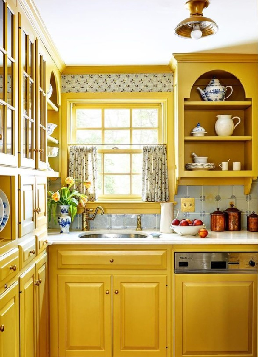 Yellow coastal kitchen - @cameron_ruppert_interiors (Stacy Zarin Goldberg). #yellowkitchens