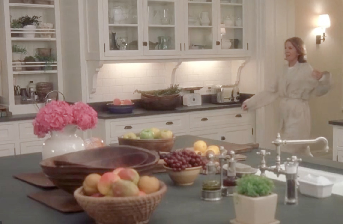 Movie kitchen in Something's Gotta Give (Nancy Meyers) with Diane Keaton. #moviekitchens #hamptonskitchens
