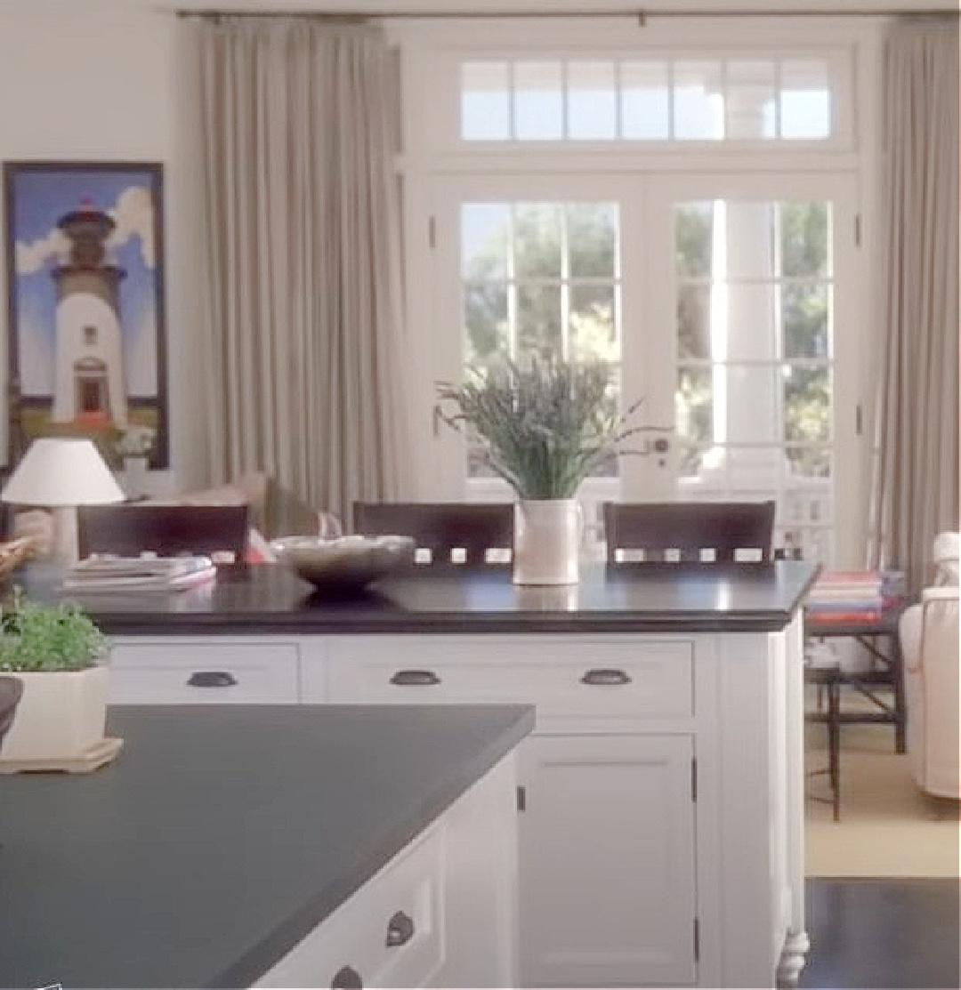 Movie kitchen in Something's Gotta Give (Nancy Meyers) with Diane Keaton. #moviekitchens #hamptonskitchens