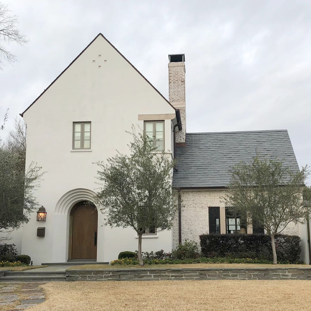 Murphy Mears designed Houston property (River Oaks) with limewashed brick. Gunn Construction.