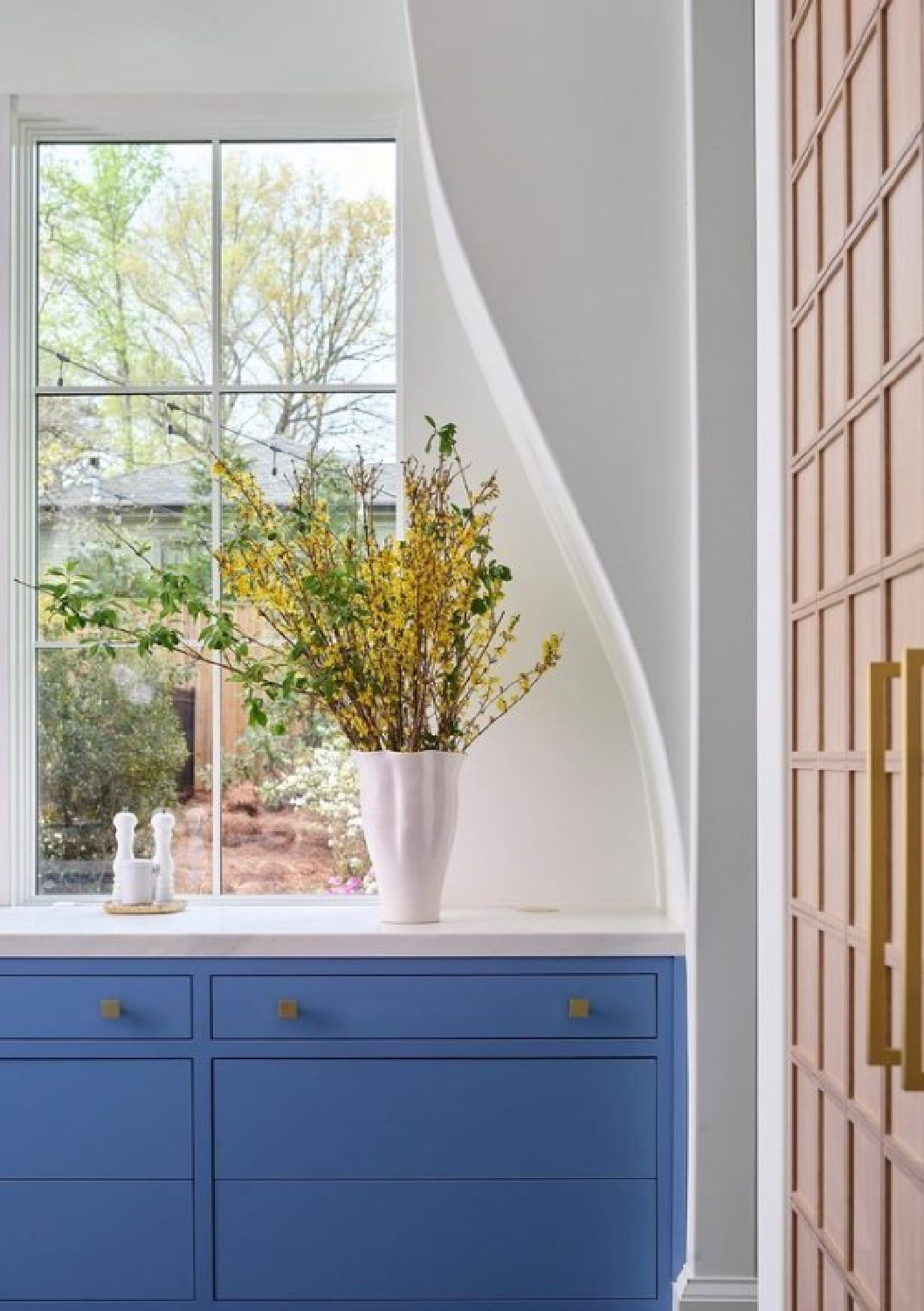 SW Pure White paint color in beautiful #SEShowhouse22 kitchen by Cathy Rhodes Interiors (scullery, bar & pantry by Joyful Designs Studio) - photo: @dhcphoto; cabinetry: @bellcabinetryanddesign; flooring: @europeanwoodcompany