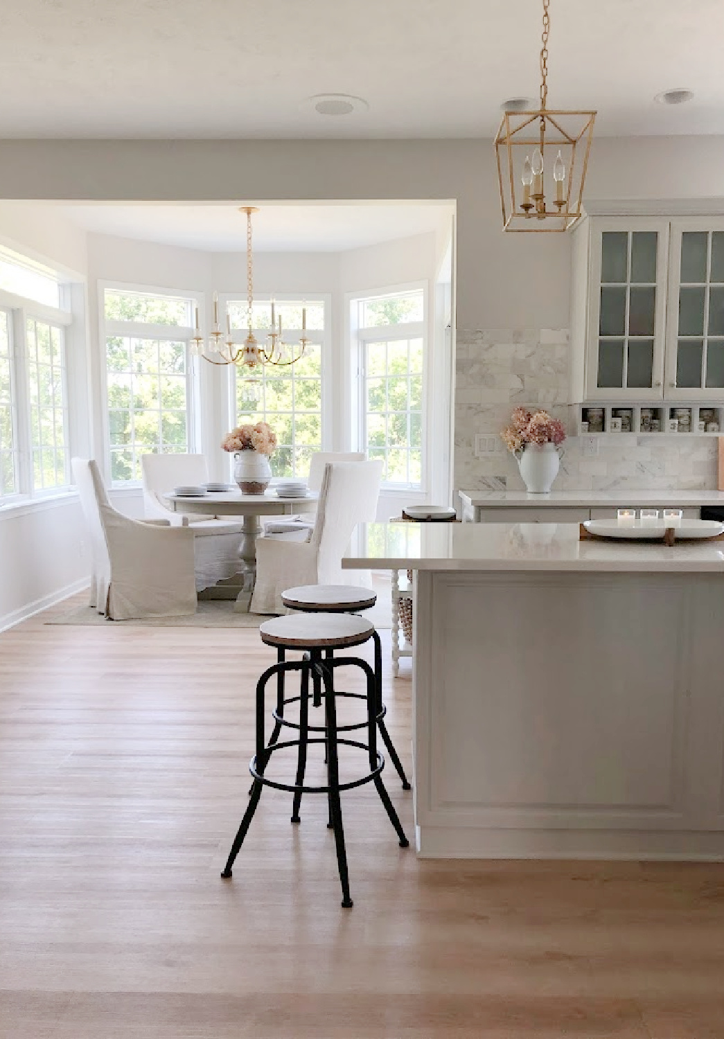 Modern French kitchen with Calacatta gold tile backsplash and breakfast nook - Hello Lovely Studio. #viateramuse