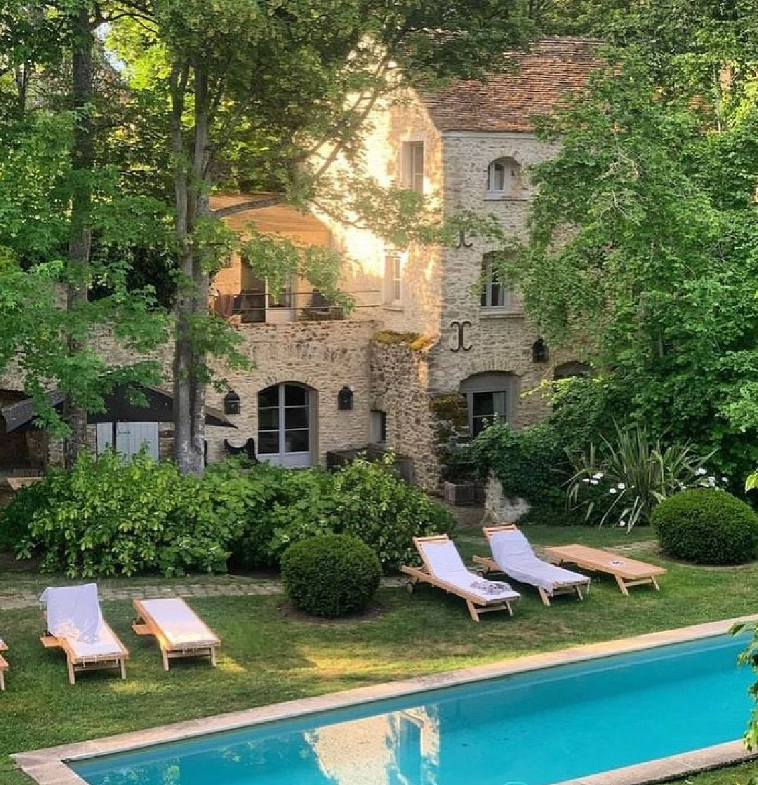 @la_minotte - Breathtaking French hotel exterior with pool.