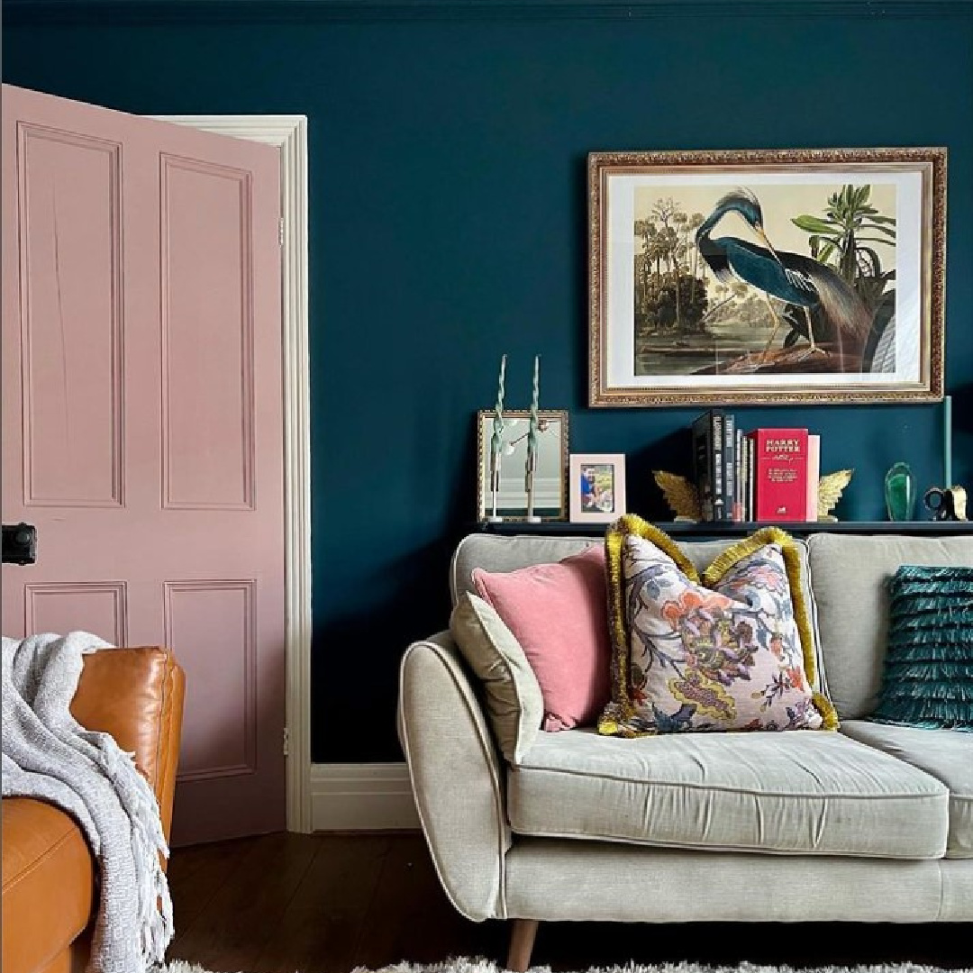 @aflickofpaint - Hague Blue (F&B) painted walls in a lovely living room with pink door. #farrowandballhagueblue