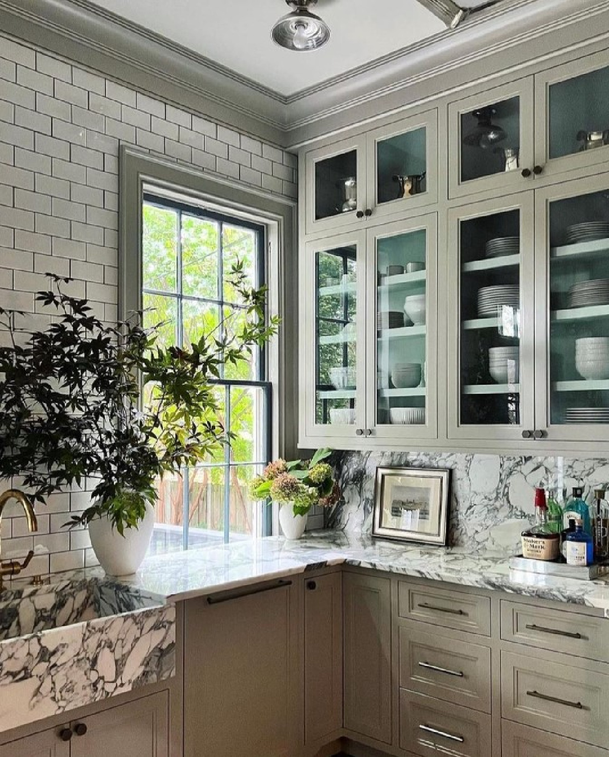 @averyfranksdesign - Farrow & Ball Hardwick white in a kitchen with marble farm sink and subway tile. #farrowandballhardwickwhite #bespokekitchens