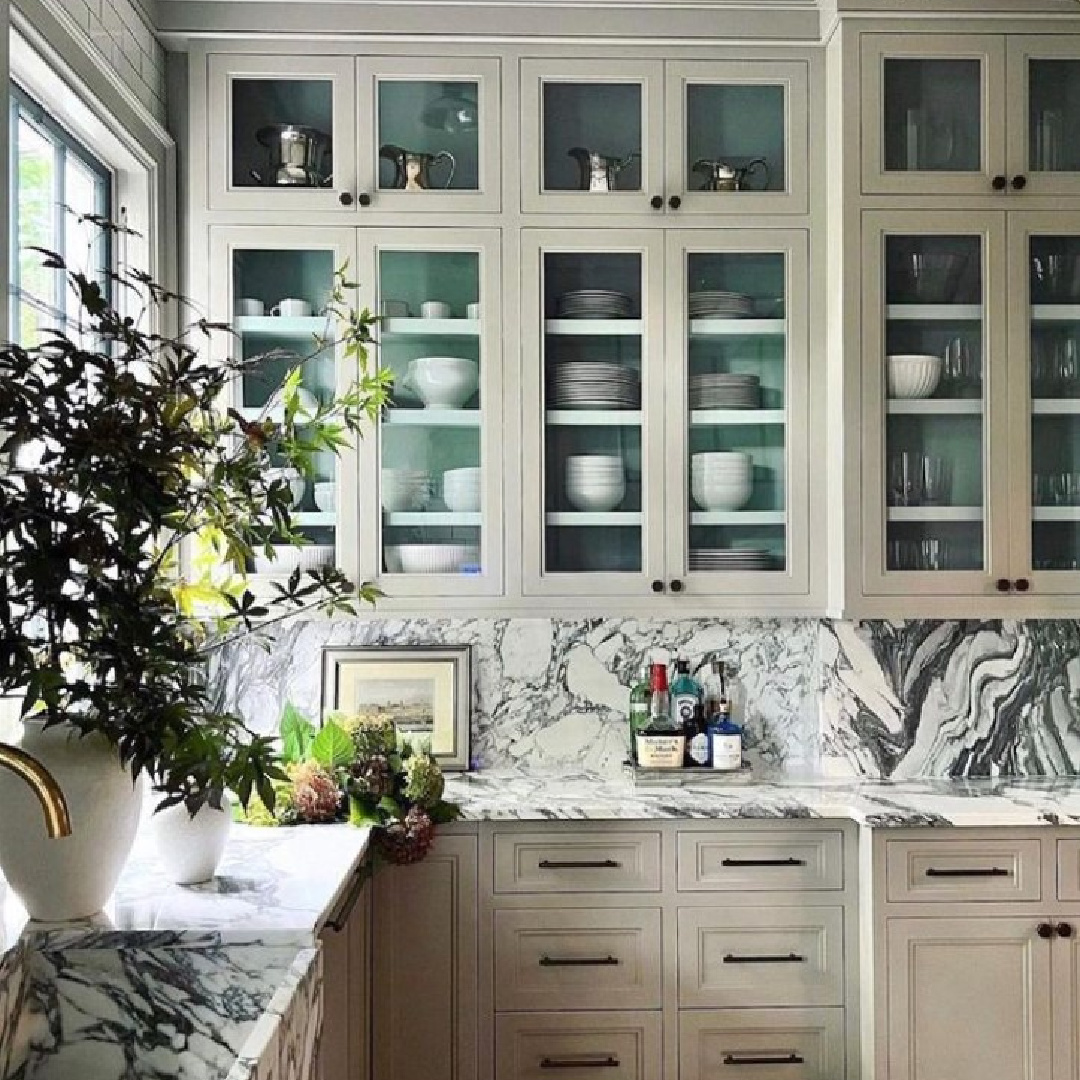 @averyfranksdesign - Farrow & Ball Hardwick white in a kitchen with marble farm sink and subway tile. #farrowandballhardwickwhite #bespokekitchens