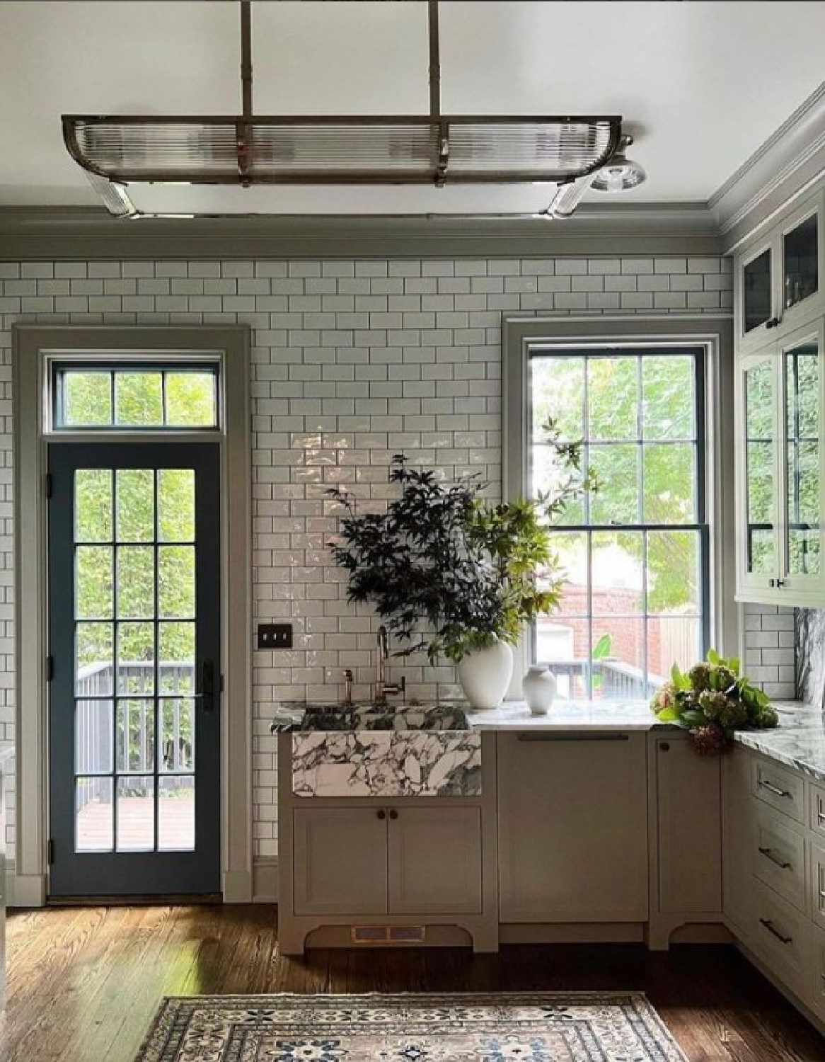 @averyfranksdesign - Farrow & Ball Hardwick white in a kitchen with marble farm sink and subway tile. #farrowandballhardwickwhite #bespokekitchens