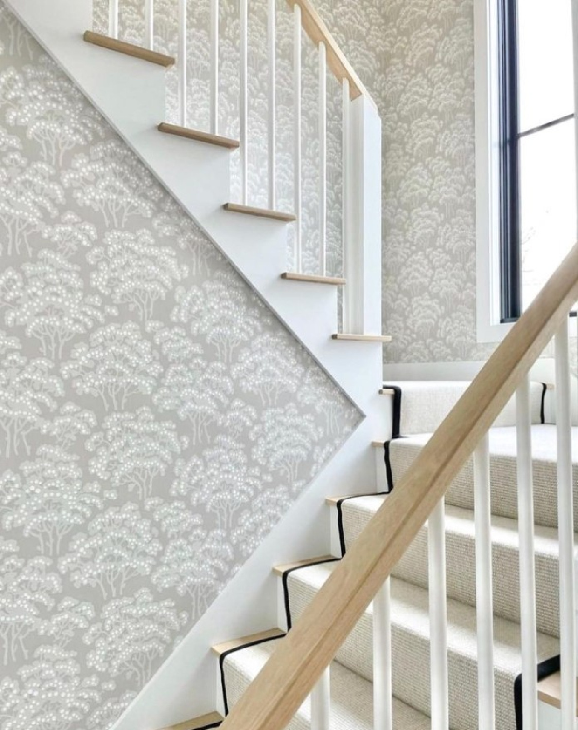 @celuiddesign - Farrow & Ball Hornbeam wallpaper in a stairway. #farrowandballwallpaper