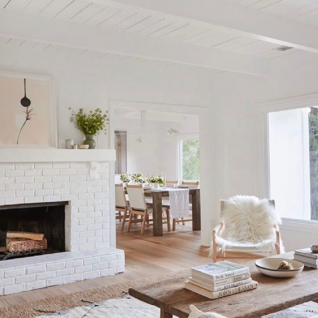 @jennacooperla - Farrow & Ball All White in a beautiful living area with Jenni Kayne furnishings (photo: Tessa Neustadt). #farrowandballallwhite