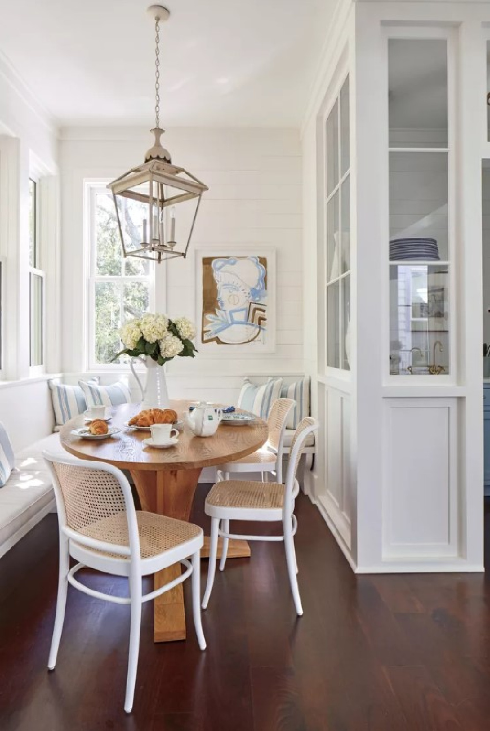 Beautiful breakfast nook with banquette and custom oval table - Julia Berolzheimer's home in Southern Living (photo: Hector Manuel Sanchez). #charlestonhomes #breakfastnooks