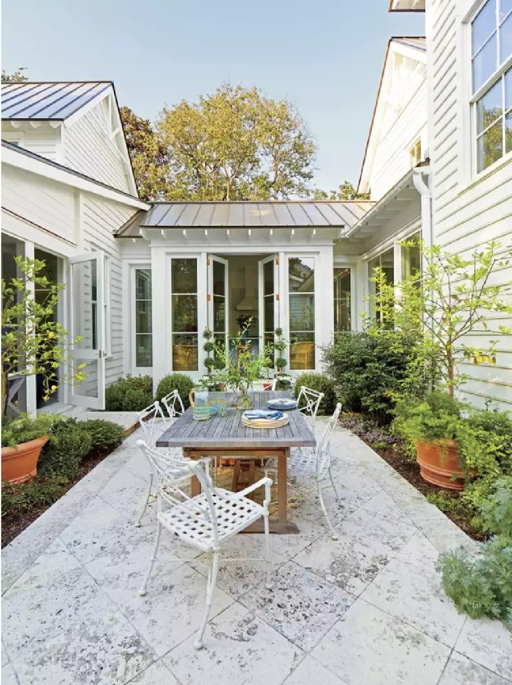 Charming courtyard at a Charleston home - Julia Berolzheimer's home in Southern Living (photo: Hector Manuel Sanchez). #bmsimplywhite