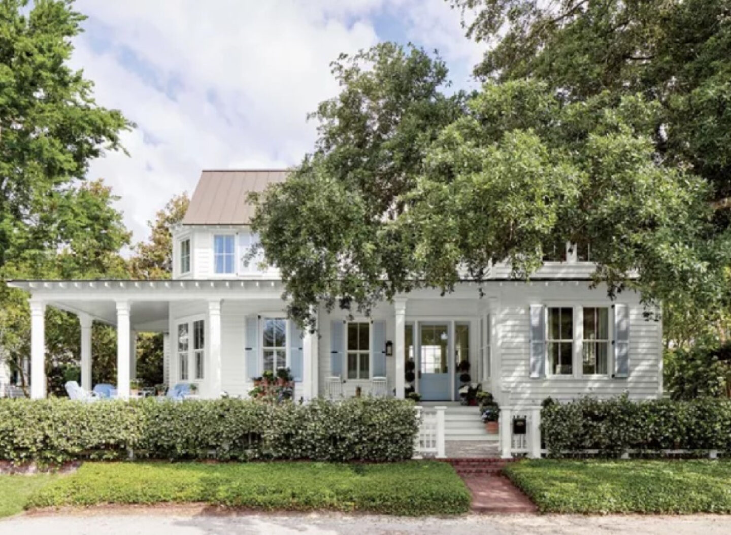 BM Simply White siding and BM Blue Porcelain shutters on a beautiful Charleston house exterior - Julia Berolzheimer's home in Southern Living (photo: Hector Manuel Sanchez). #bmsimplywhite
