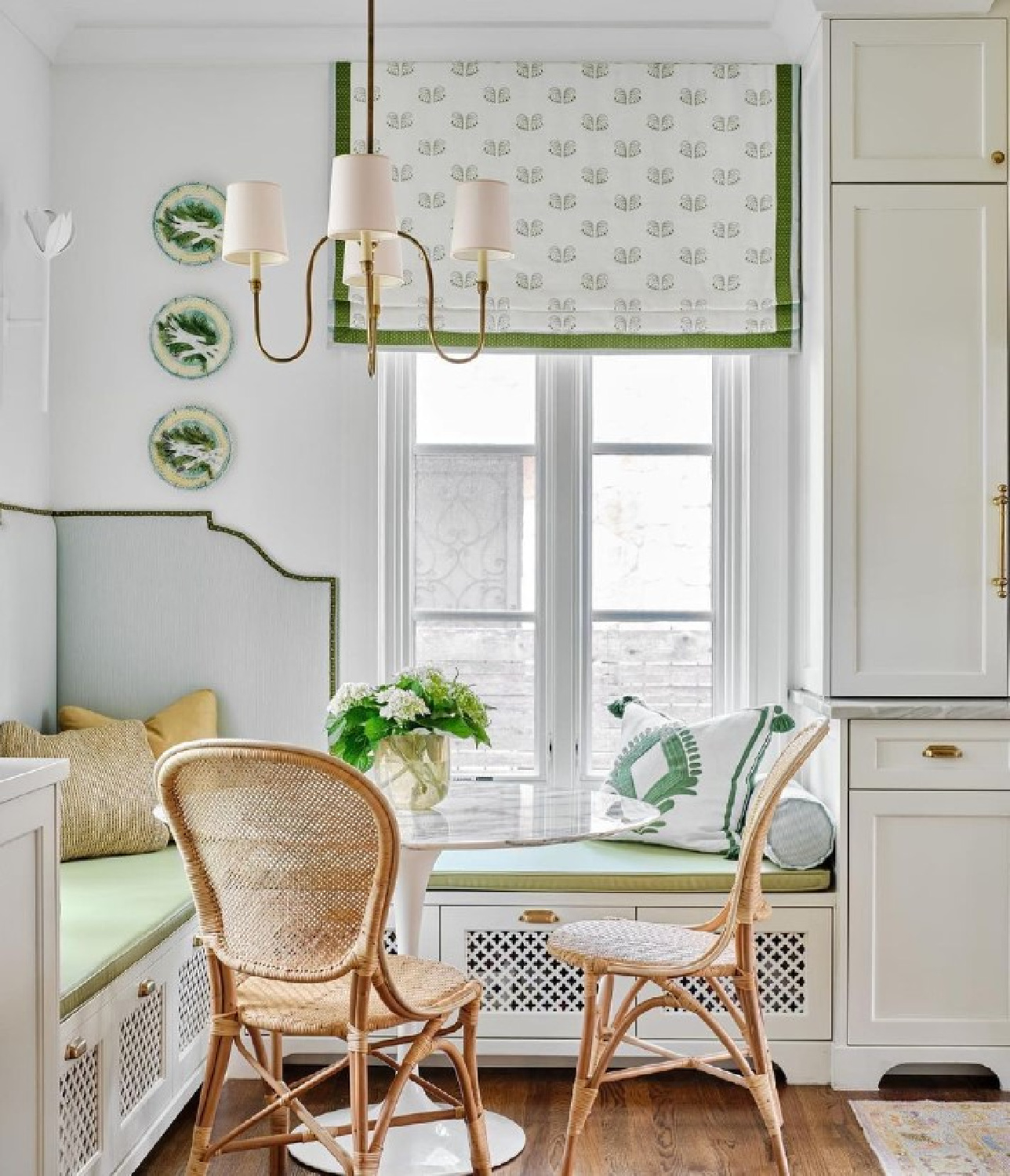 M. E. Beck Design breakfast nook in Maria E. Beck's 1931 renovated Texas home. #traditionalstyle #kitchendesign #timelessdesign