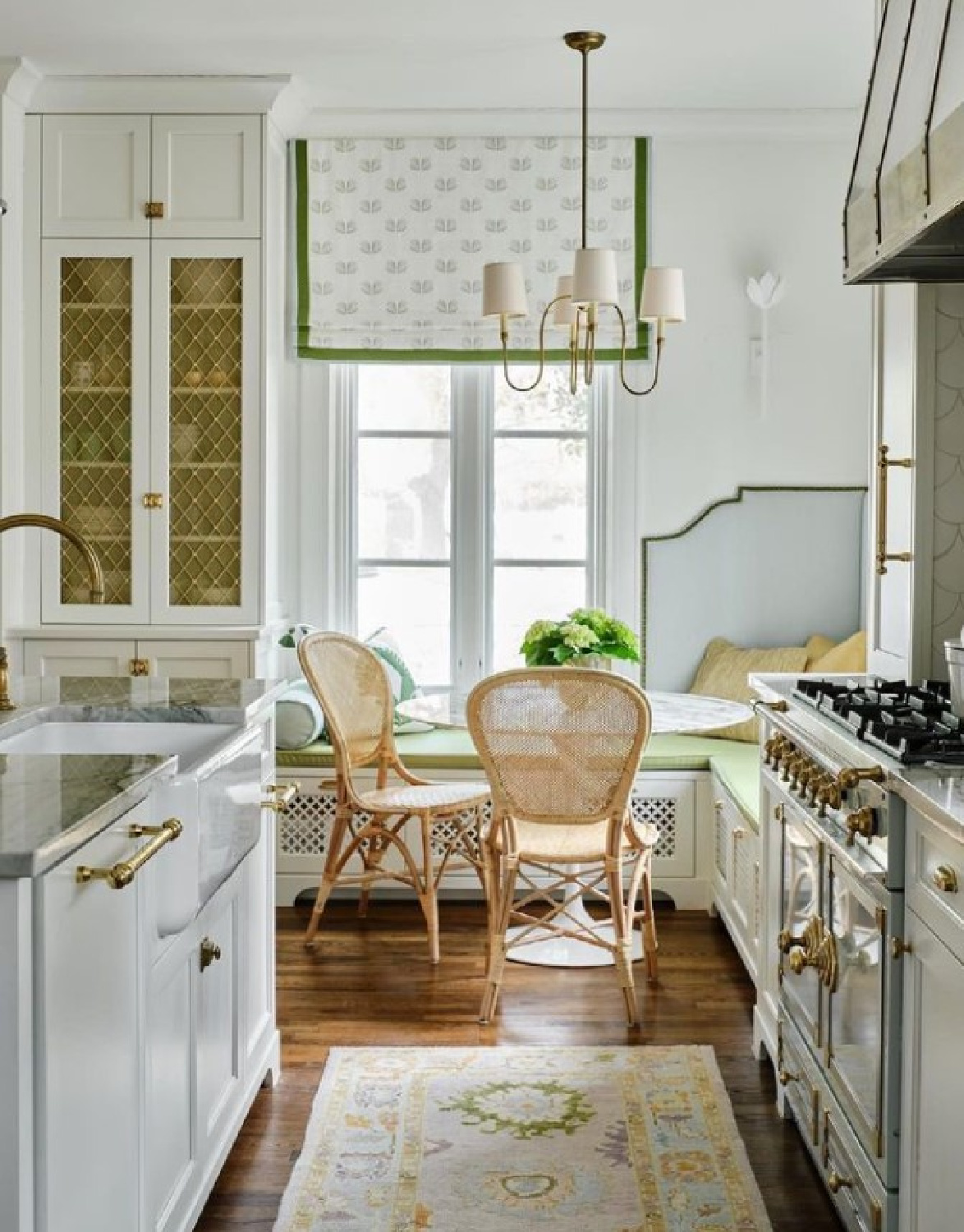M. E. Beck Design - beautiful kitchen with breakfast nook in Maria E. Beck's 1931 renovated Texas home. #traditionalstyle #kitchendesign #bmwhitedove #timelesskitchen