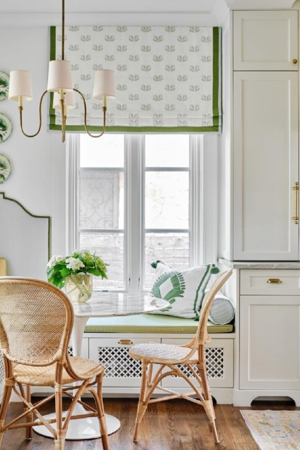 Beautiful traditional breakfast nook with banquette in Maria E. Beck's 1931 renovated Texas hom. #traditionalstyle #sophisticatedinterior#timelessdesign