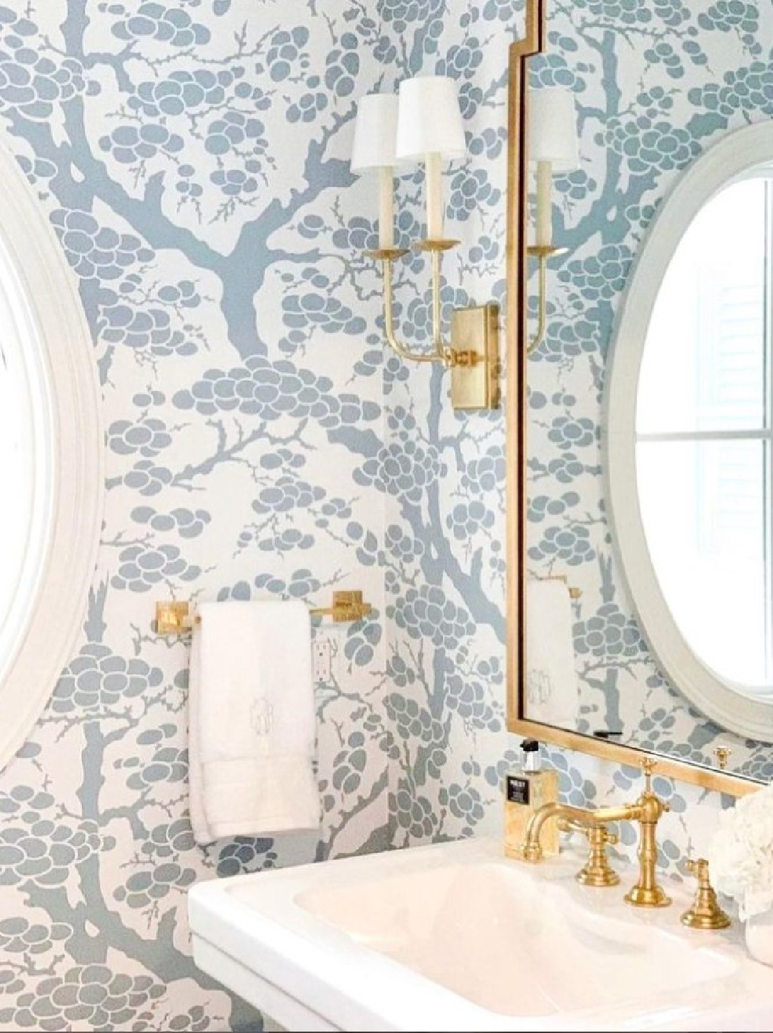 @msteffeninteriors - Beautiful classic wallpaper with blue in a bathroom. #bathroomdesign #bathroomwallpaper