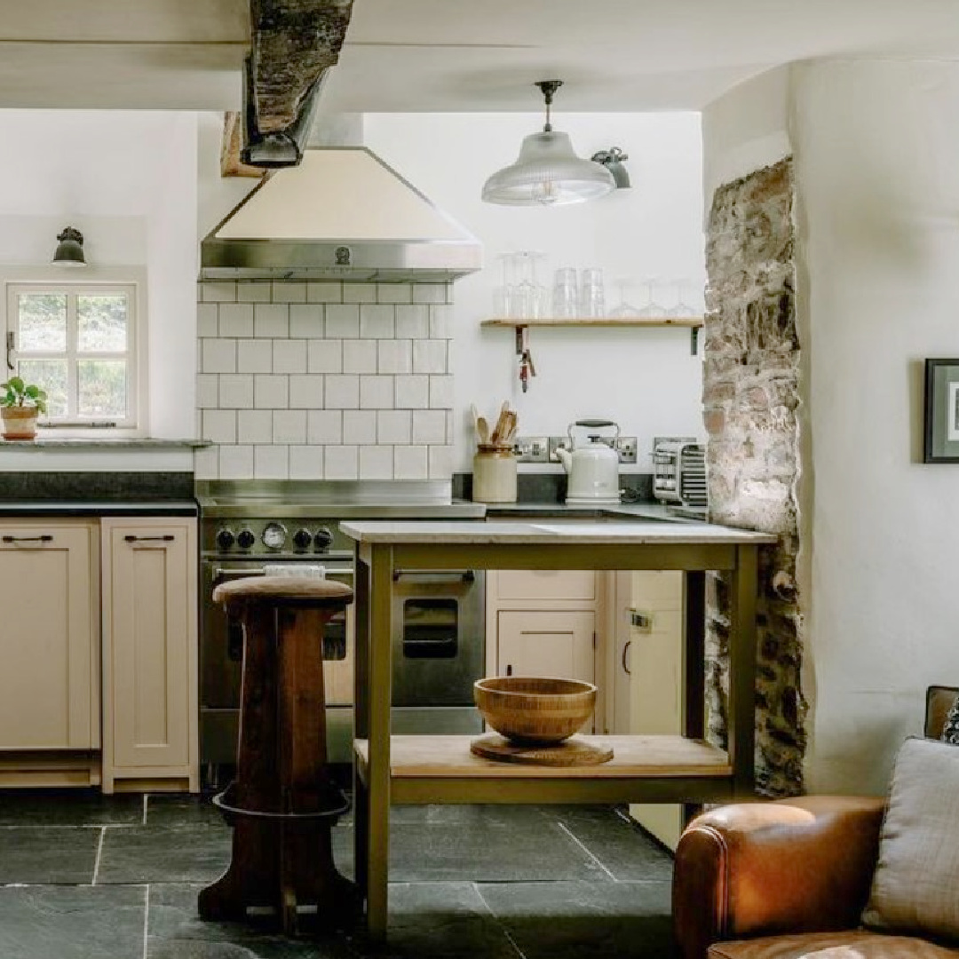 English country cottage kitchen with Farrow & Ball Setting Plaster cabinets and Wimborne White walls - @penlancottagebrecon. #settingplaster #englishcountryinterior