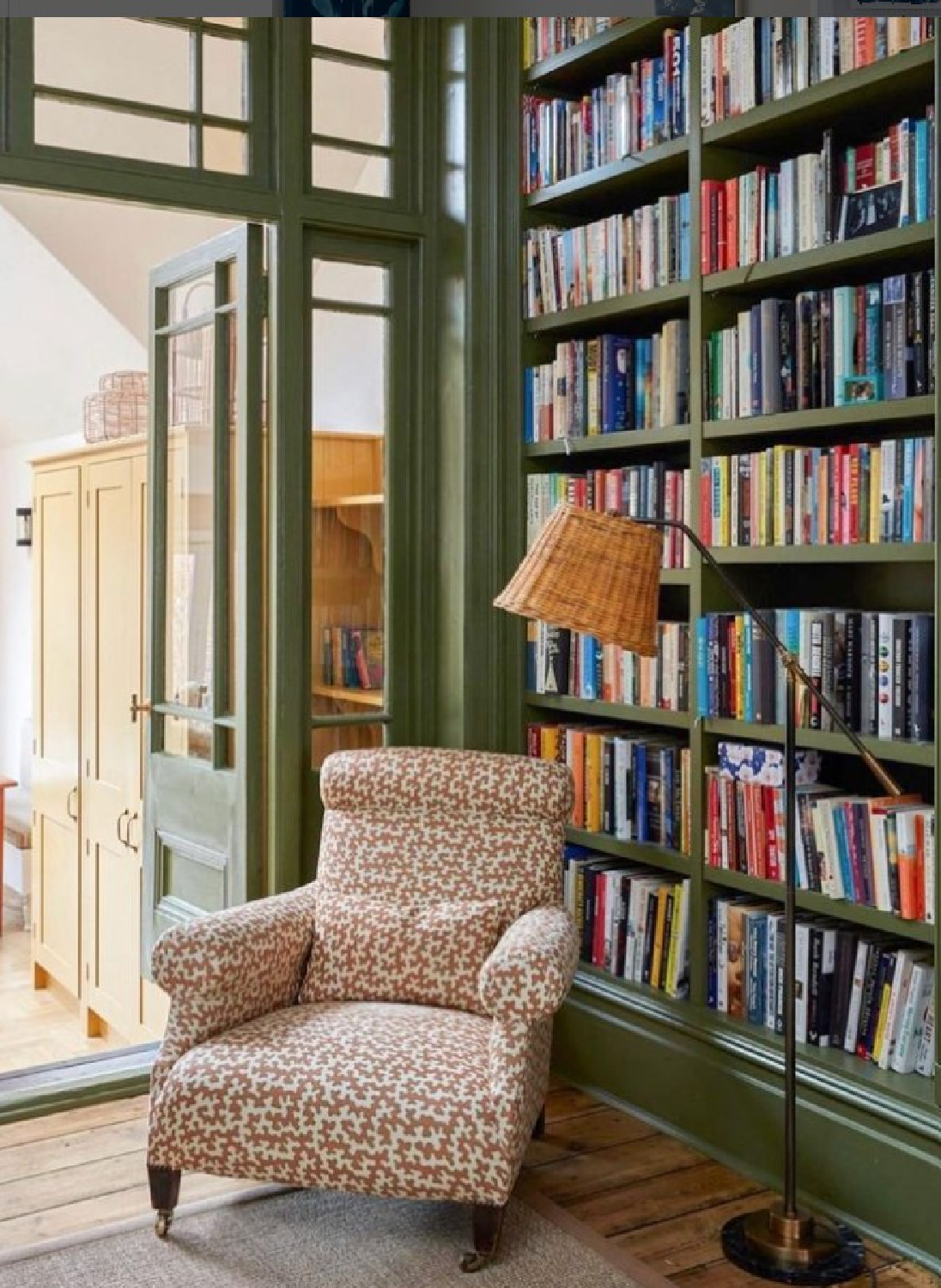 @sarahbrowninteriors - Farrow & Ball Bancha painted library shelves. #farrowandballbancha #farrowandballpaintcolors