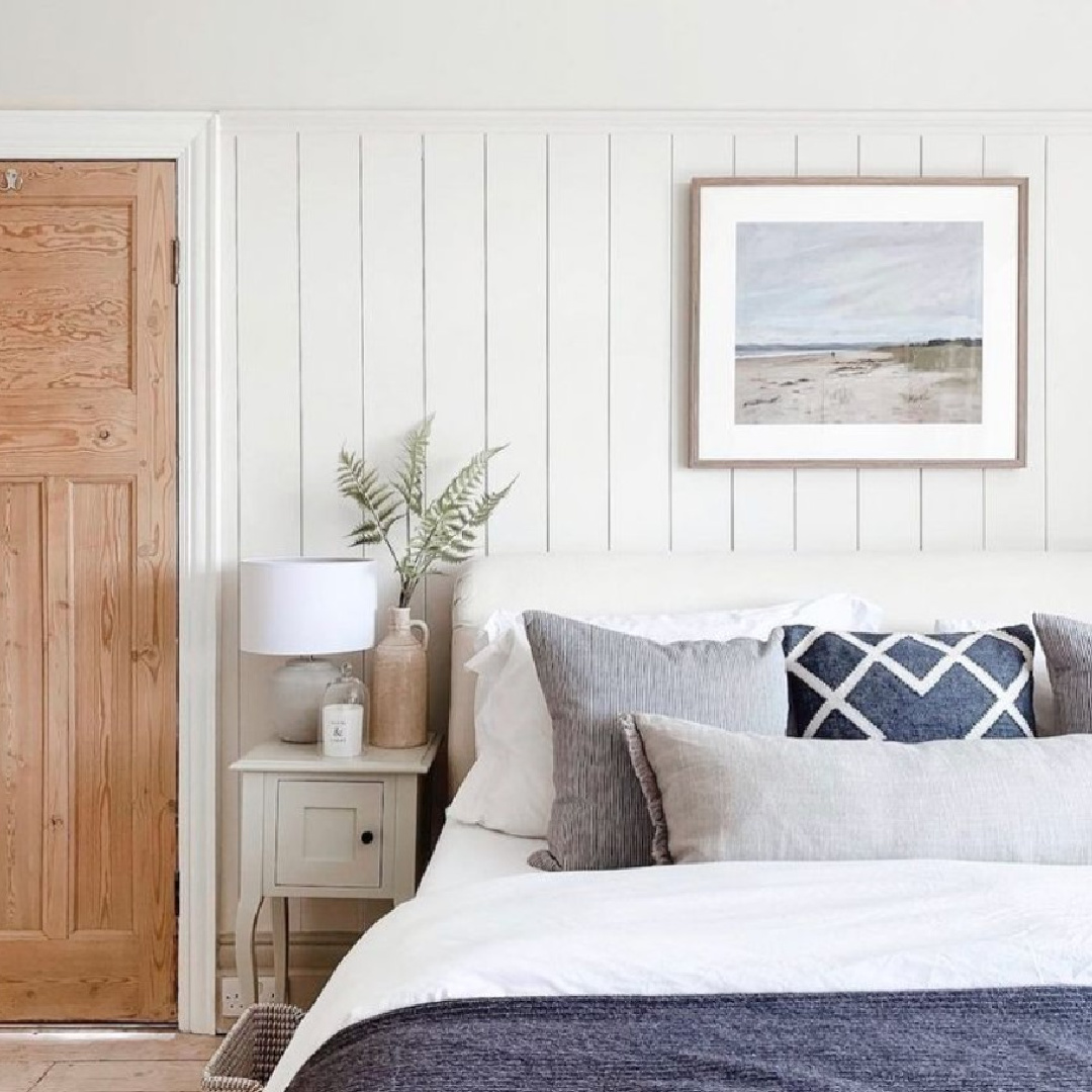 @theoxtobyburrow - Farrow & Ball Schoolhouse White and Dropcloth in a bedroom. #farrowandballpaintcolors #farrowandballschoolhousewhite