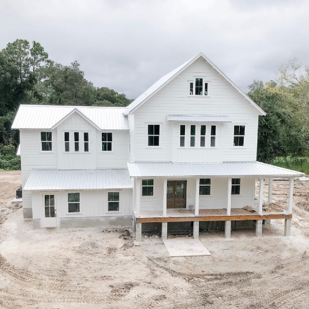 @jettsetfarmhouse - SW Pure White 7005 on a beautiful house exterior. #swpurewhite #whitehouseexterior #whitefarmhouses