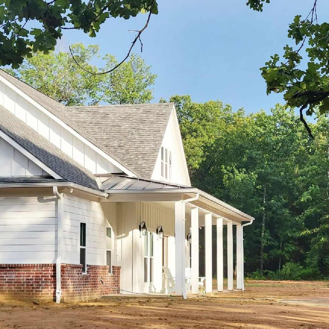 @trailsendfarmhouse - SW Pure White 7005 on a beautiful house exterior. #swpurewhite #whitehouseexterior #whitefarmhouses