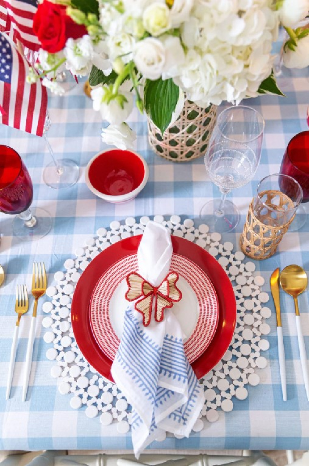 @pizzazzerie - 4th of July tablescape with light blue gingham tablecloth and classic coastal seagrass wrapped glassware. #4thofjulytablescape