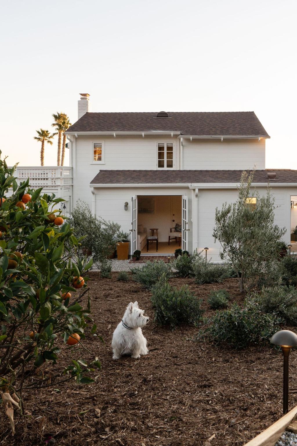 Malibu 1941 cottage with English Country style - Avi Brosh and Kirsten Leigh Pratt. Vogue Living Australia - photo: Caylon Hackwith.