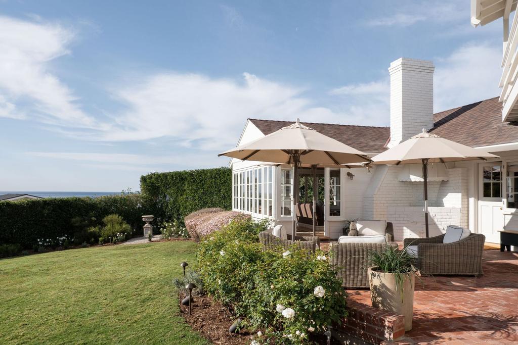 Malibu 1941 cottage with English Country style - Avi Brosh and Kirsten Leigh Pratt. Vogue Living Australia - photo: Caylon Hackwith.