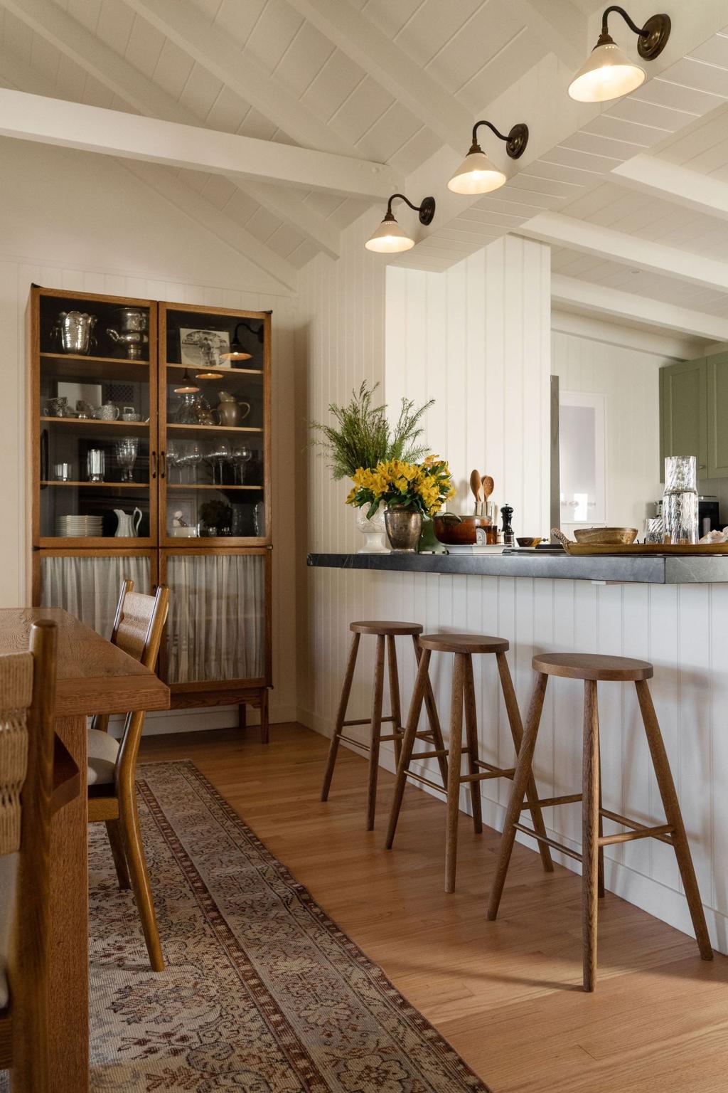 Malibu 1941 cottage with English Country style - Avi Brosh and Kirsten Leigh Pratt. Vogue Living Australia - photo: Caylon Hackwith.