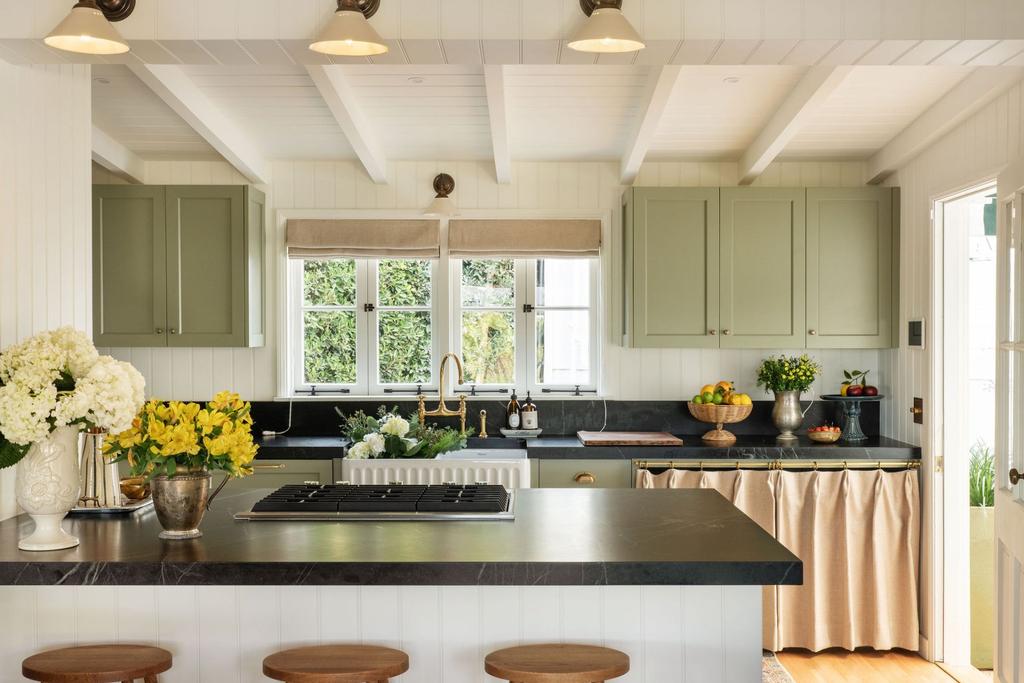 Malibu 1941 cottage with English Country style - Avi Brosh and Kirsten Leigh Pratt. Vogue Living Australia - photo: Caylon Hackwith.